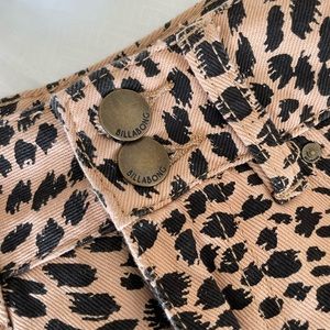 🐆BILLABONG🐆 cheetah print denim mini skirt